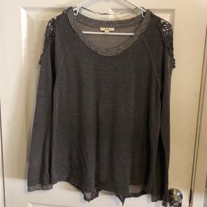 ❤️Size small top with cut out details.